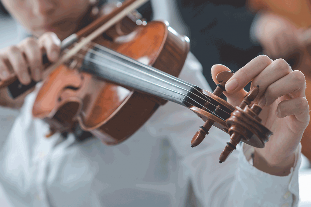van der Heyd | Violinist stimmt Geige