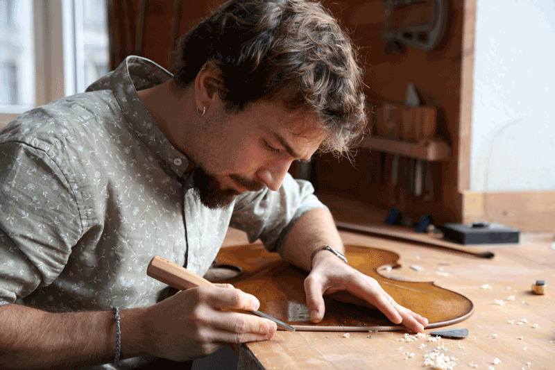 van der Heyd Violins | Daniele repariert einen Boden