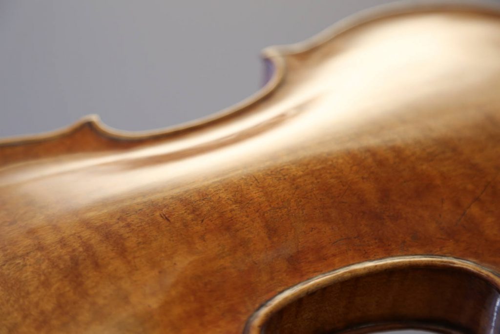 van der Heyd Violins | Glanz auf dem Boden eines alten Streichinstruments
